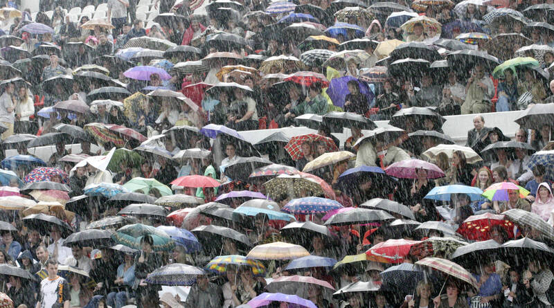  Небо будто прохудилось...