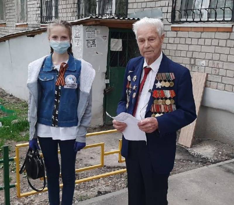 Волонтеры вручают «Письма Победы» нижегородским ветеранам