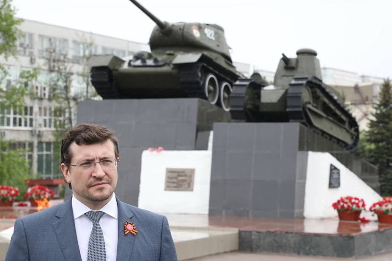 Глеб Никитин принял участие в зажжении Вечного огня на площади Славы в Нижнем Новгороде