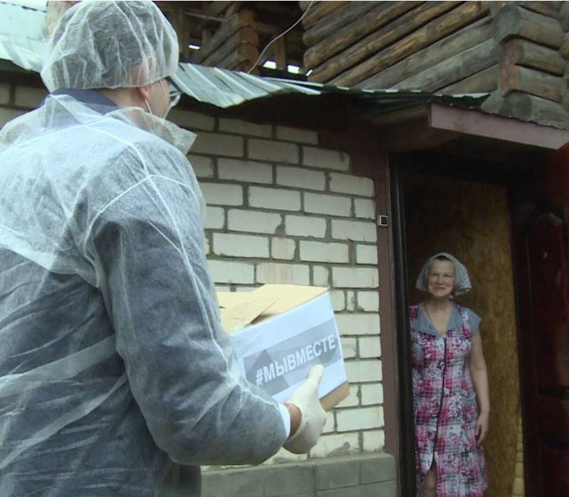 Борские волонтеры доставляют продуктовые наборы особо нуждающимся в помощи жителям