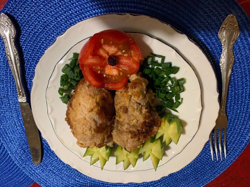 Свиные рулеты с белыми грибами, сыром и чесноком
