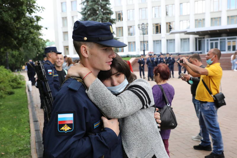 Нижегородские призывники приняли присягу у Вечного огня, отправляясь на службу в армию