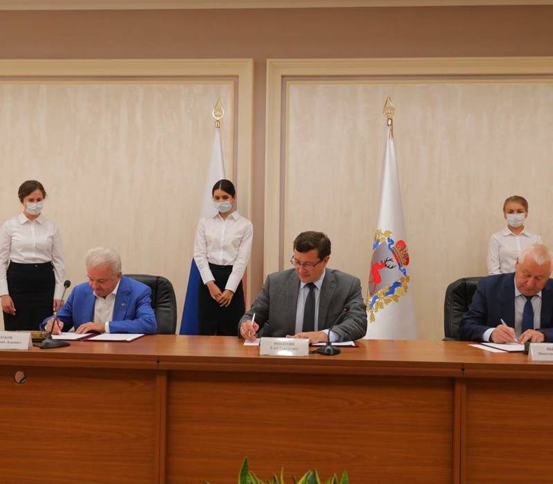 Глеб Никитин и председатель Совета Центросоюза РФ Дмитрий Зубов подписали соглашение о развитии потребительской кооперации