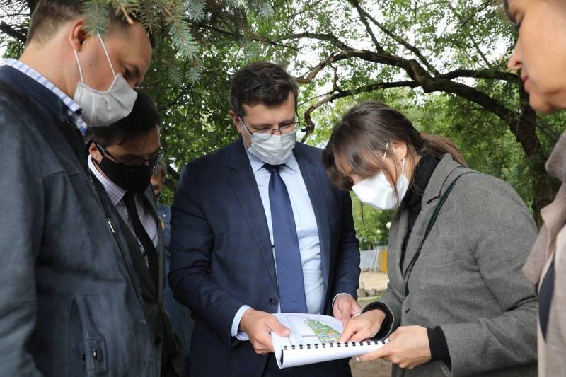 Глеб Никитин проверил ход благоустройства сквера у памятника Свердлову