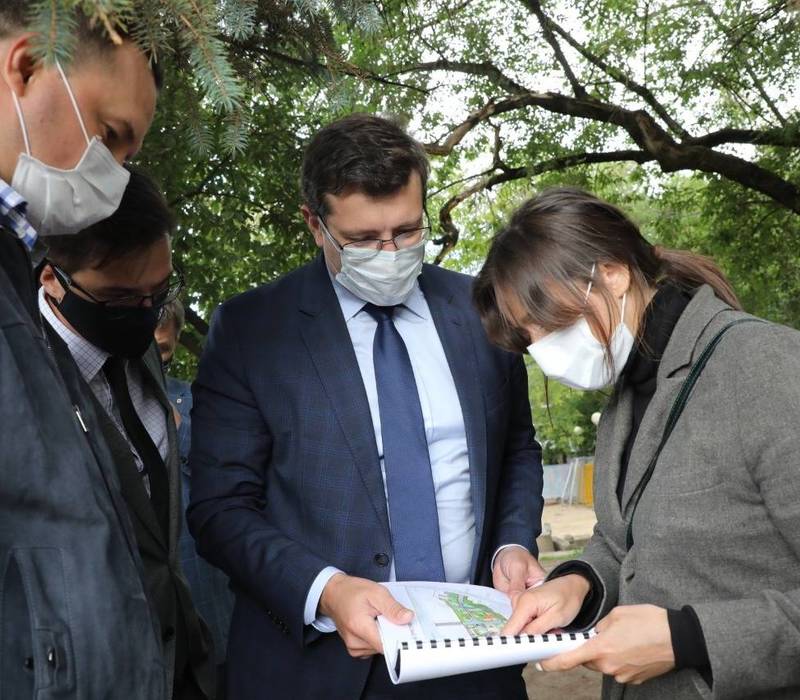 Глеб Никитин проверил ход благоустройства сквера у памятника Свердлову