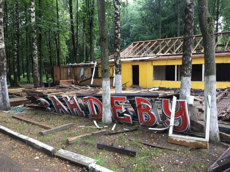 В парке «Швейцария» завершается демонтаж павильонов кафе