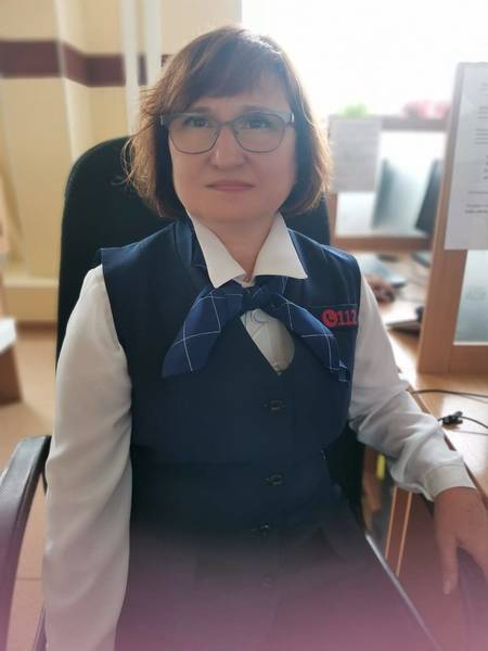 Владимир Распопов поздравил диспетчера службы «112» Светлану Болотину с 25-летием трудовой деятельности