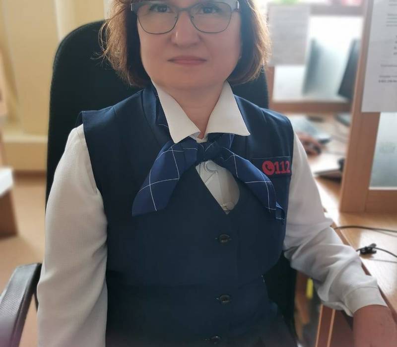 Владимир Распопов поздравил диспетчера службы «112» Светлану Болотину с 25-летием трудовой деятельности