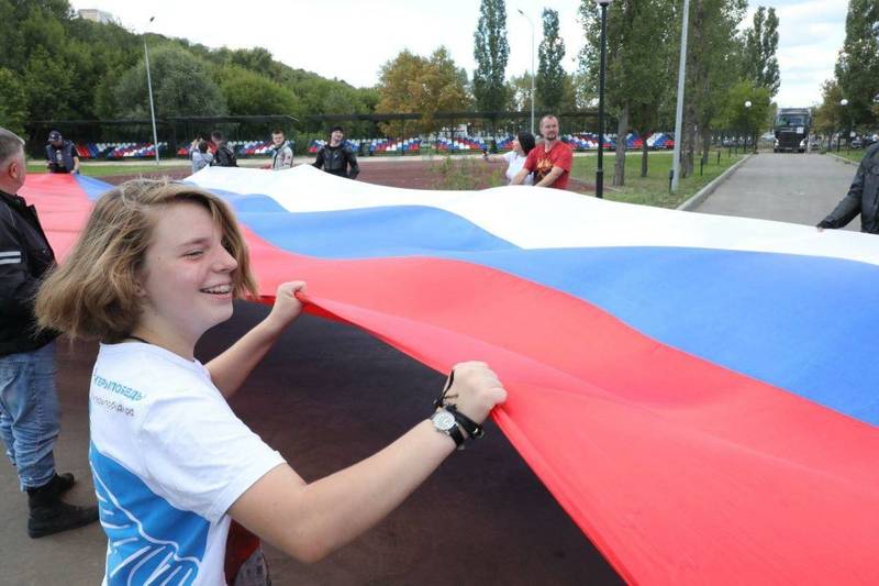 Триколор длиной 100 метров развернули волонтеры в нижегородском Парке Победы
