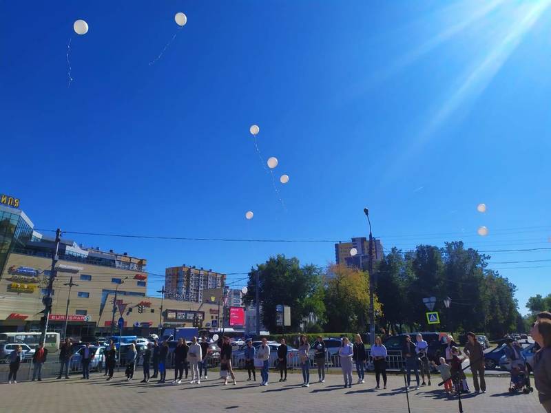 В Нижнем Новгороде в память о погибших в терактах выпустили в небо белые шары