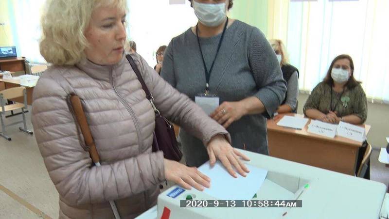 Слабовидящие граждане голосуют при помощи трафаретов со шрифтом Брайля