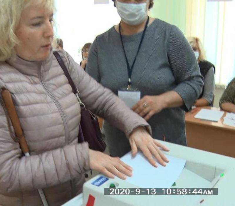 Слабовидящие граждане голосуют при помощи трафаретов со шрифтом Брайля