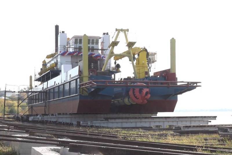 Несамоходный землесос «Аркадий Кардаков» спустили на воду в Городце 