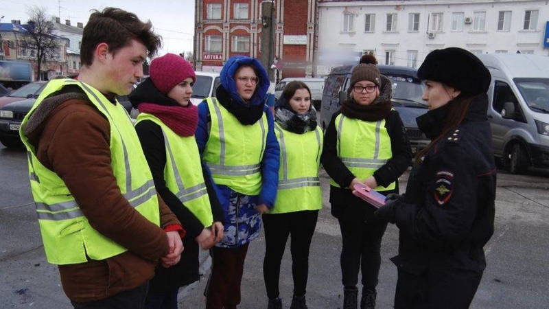Волонтёры и сотрудники ГИБДД в Богородске подарили автолюбителям «автобэйджики» со справочной информацией