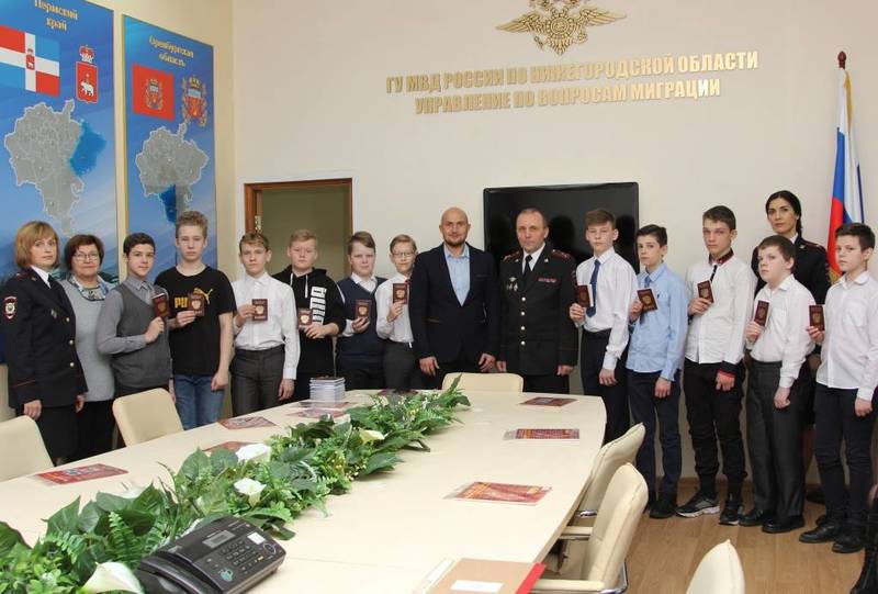В преддверии Дня защитника Отечества полицейские вручили паспорта 14-летним школьникам