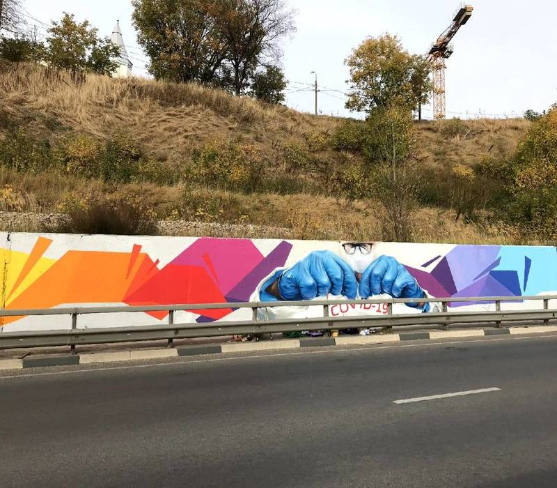 Новое граффити появилось на стене нижегородского метромоста