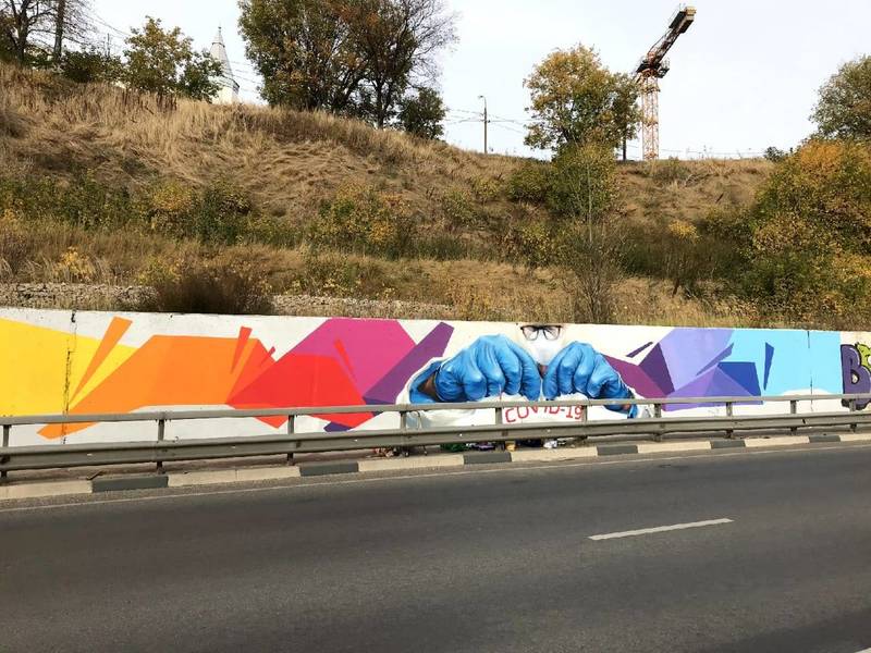 Новое граффити появилось на стене нижегородского метромоста
