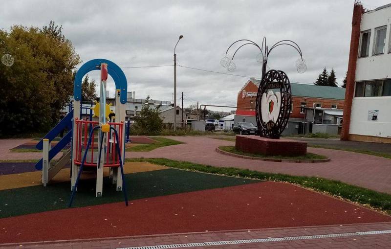 Благоустройство площади около дома культуры завершилось в селе Таремское Павловского района