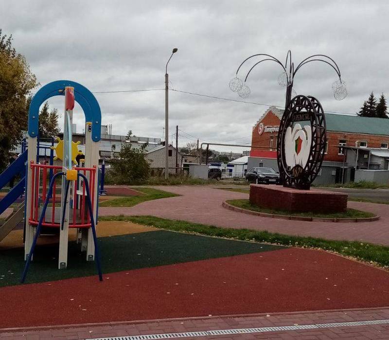 Благоустройство площади около дома культуры завершилось в селе Таремское Павловского района
