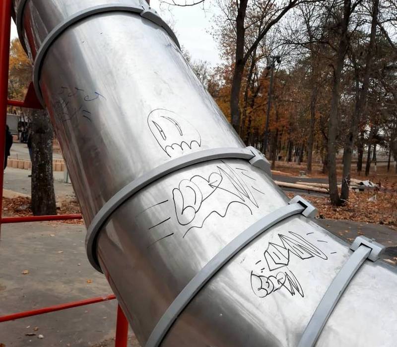 В Центральном парке культуры и отдыха Дзержинска неизвестными испорчено оборудование на спортивной площадке