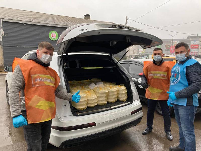 Волонтеры нижегородского штаба  #МыВместе доставляют горячее питание медикам