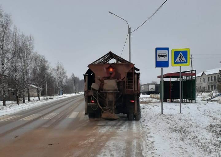 Около 1400 единиц техники вышло на очистку и обработку дорог в регионе за последние сутки 