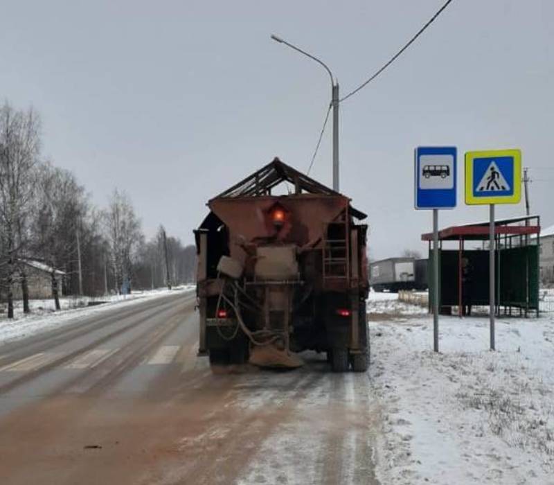 Около 1400 единиц техники вышло на очистку и обработку дорог в регионе за последние сутки 