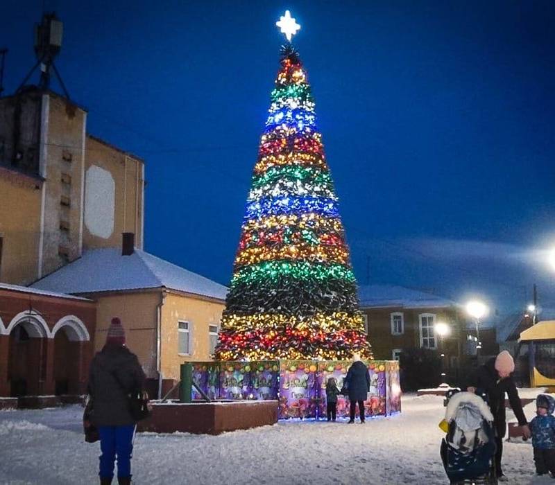 Восемь новогодних елок засверкают на улицах Балахны 