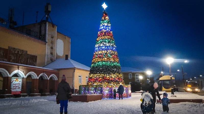 Восемь новогодних елок засверкают на улицах Балахны 