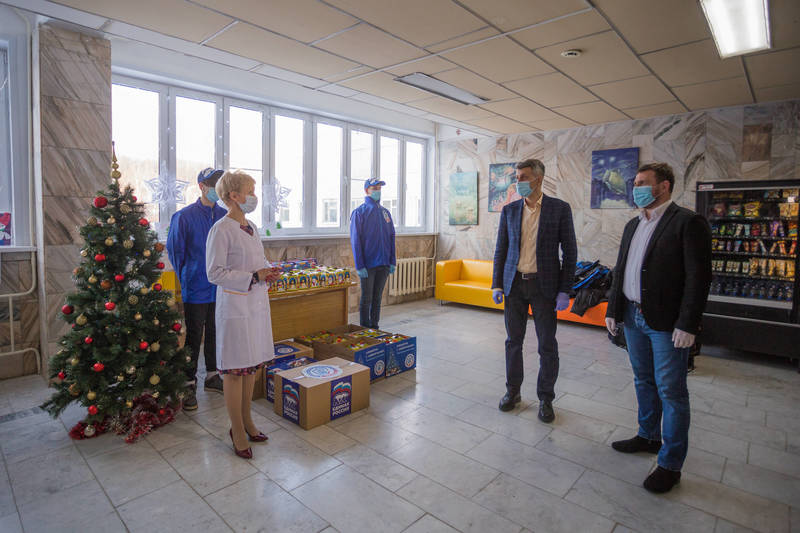 Волонтеры передали маленьким пациентам областной детской больницы новогодние подарки
