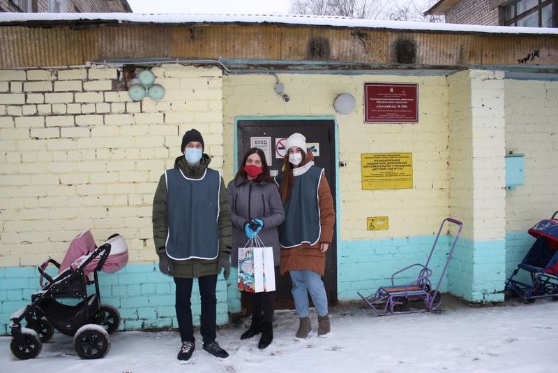 Волонтеры Победы доставили бесконтактные термометры в 17 детских садов Московского района