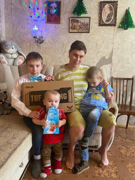 Андрей Гнеушев передал батут в подарок мальчику из Дзержинска
