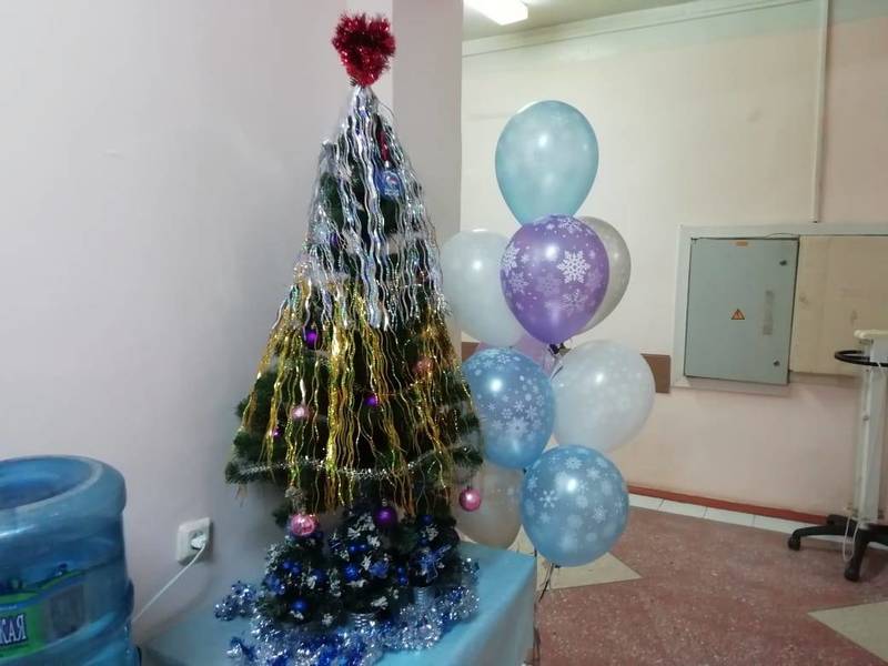 Волонтеры передали новогодние елки в ковидные госпитали