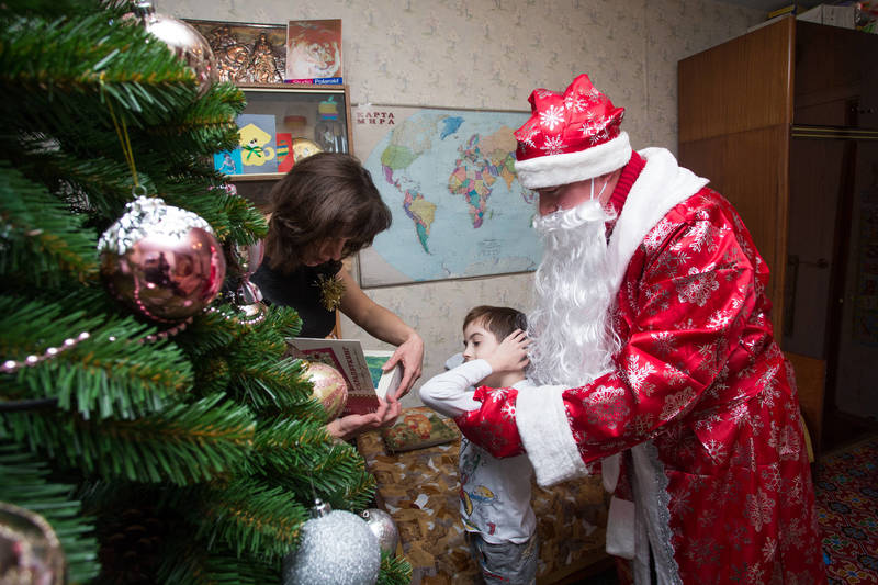 Депутат Госдумы на три предновогодних дня стал Дедом Морозом, чтобы вручить подарки и  исполнить желания