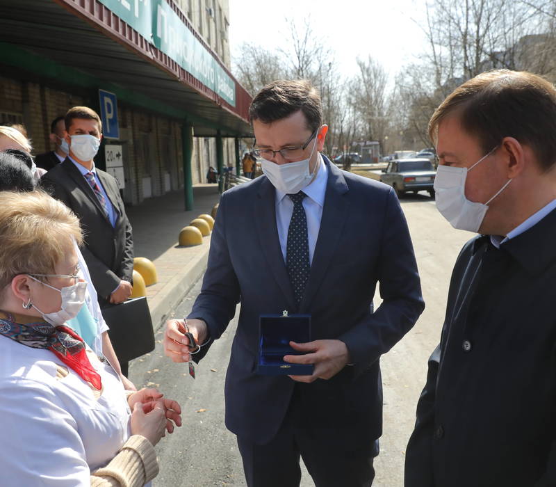 Андрей Турчак и Глеб Никитин передали поликлинике №1 Нижнего Новгорода мобильный медкомплекс