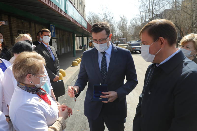 Андрей Турчак и Глеб Никитин передали поликлинике №1 Нижнего Новгорода мобильный медкомплекс