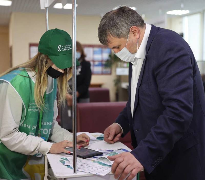 Работу волонтерского пункта для голосования за объекты благоустройства оценил глава Дзержинска Иван Носков
