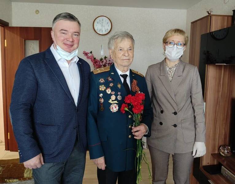 Артем Кавинов: «В эти весенние дни не забудьте поблагодарить ветеранов за трудовой и победный май»