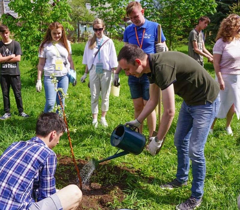 Памятную аллею высадили участники фестиваля «Российская студенческая весна-2021»