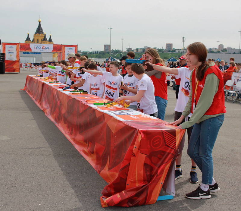 Более 500 участников вышли на старт Всемирного городского тура по лазер-рану в Нижнем Новгороде 