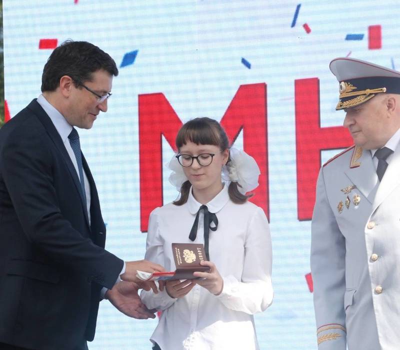Глеб Никитин вручил паспорта нижегородским школьникам
