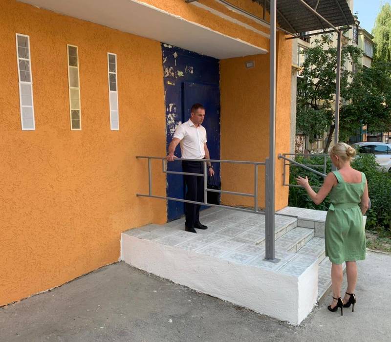 Аварийные ступени у подъезда на улице Воровского в Нижнем Новгороде отремонтировали после жалоб жителей в ГЖИ