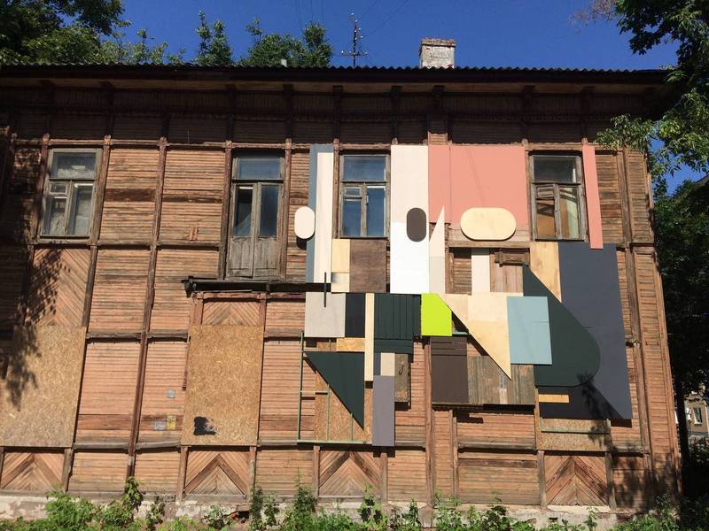 На фасаде деревянного дома в квартале церкви Трех Святителей в Нижнем Новгороде появилась работа художника из Москвы Алексея Луки 