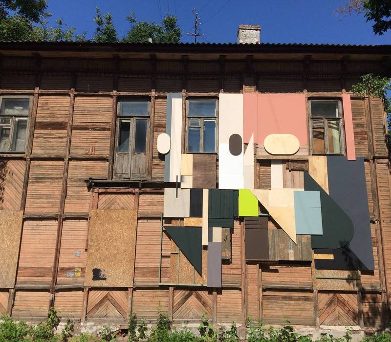 На фасаде деревянного дома в квартале церкви Трех Святителей в Нижнем Новгороде появилась работа художника из Москвы Алексея Луки 