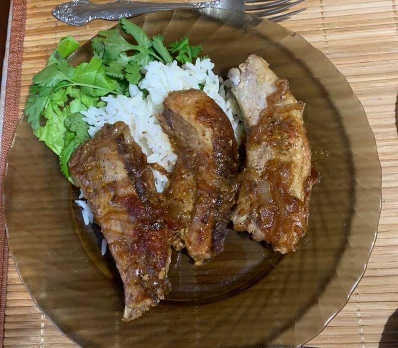 Свиные ребрышки на луковой подушке