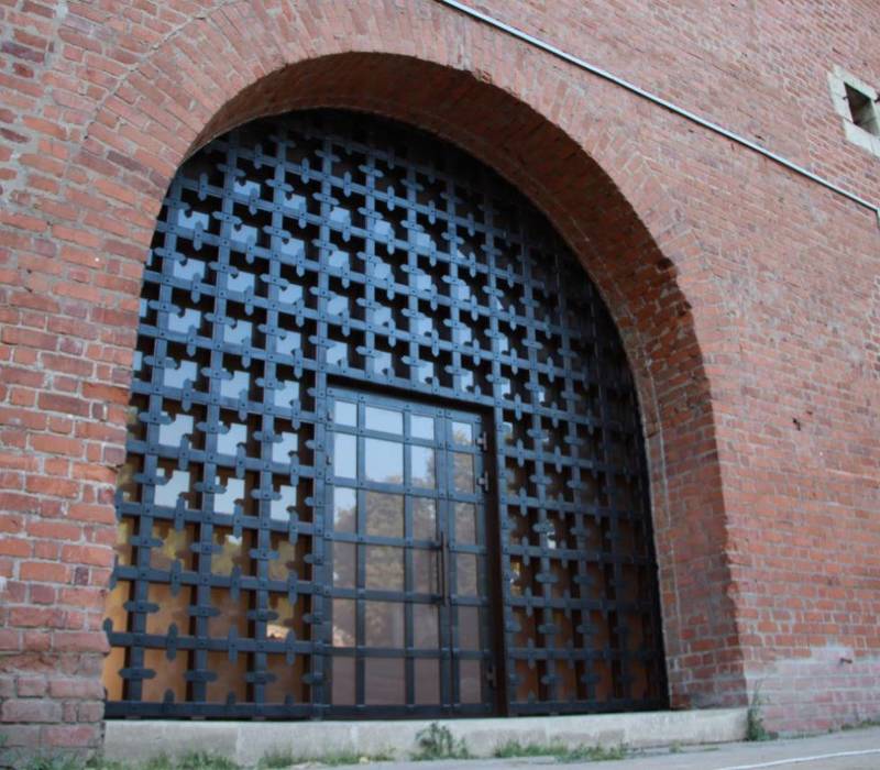В Ивановской башне Нижегородского кремля отреставрировали  остекление 