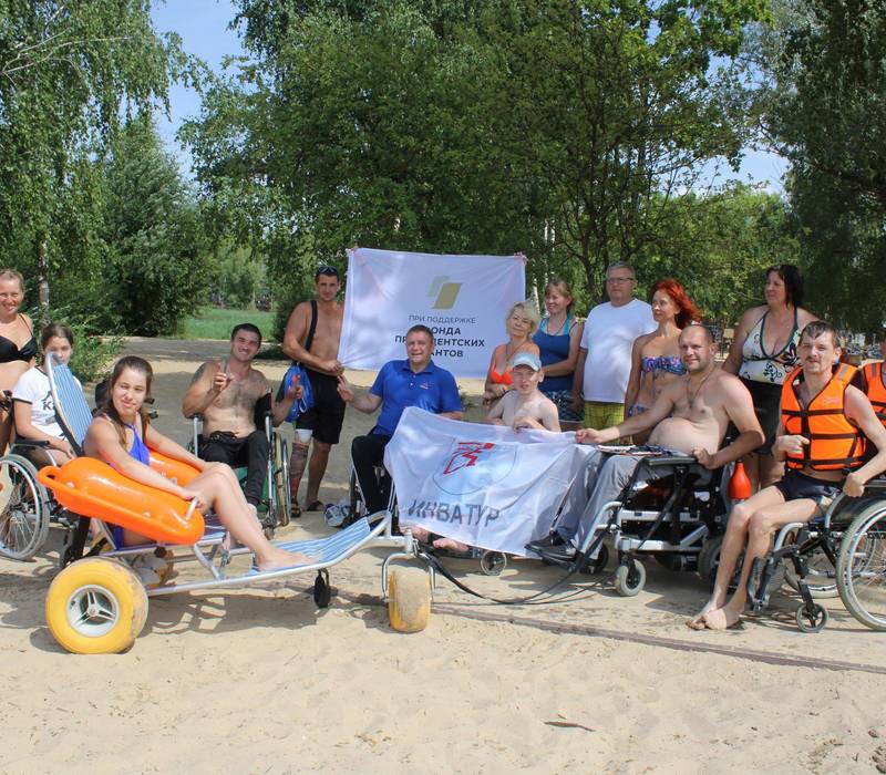 Активисты «Инватур» оценили доступность для людей с инвалидностью пляжа на Светлоярском озере