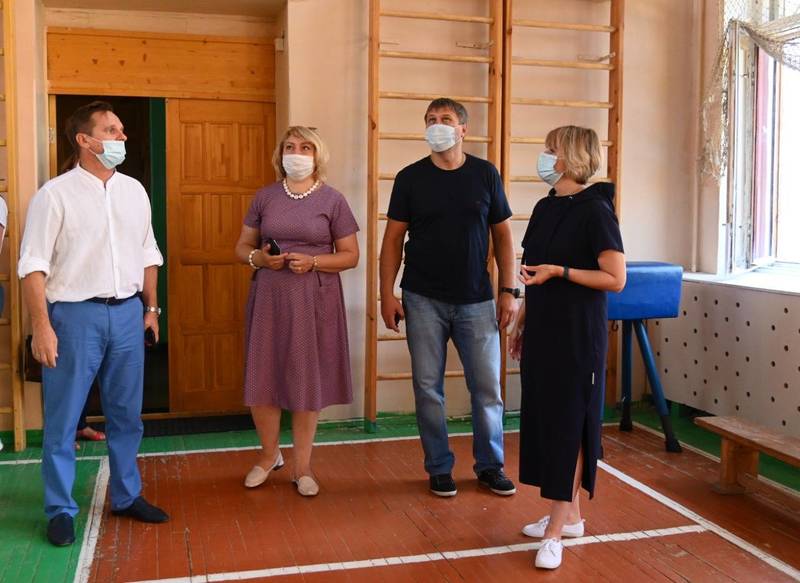 Глава города Иван Носков принял участие в проверке школ к новому учебному году
