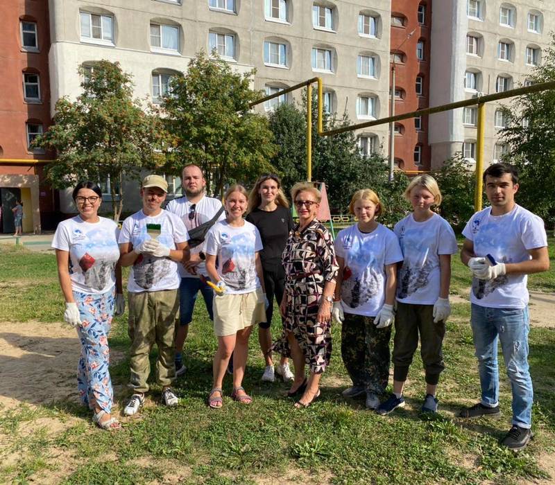 Депутаты-единороссы помогают волонтерам ремонтировать детские площадки