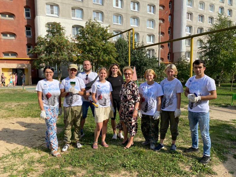 Депутаты-единороссы помогают волонтерам ремонтировать детские площадки